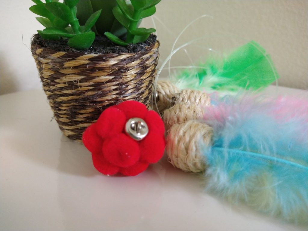 Brinquedos artesanais coloridos para gatos feitos à mão.