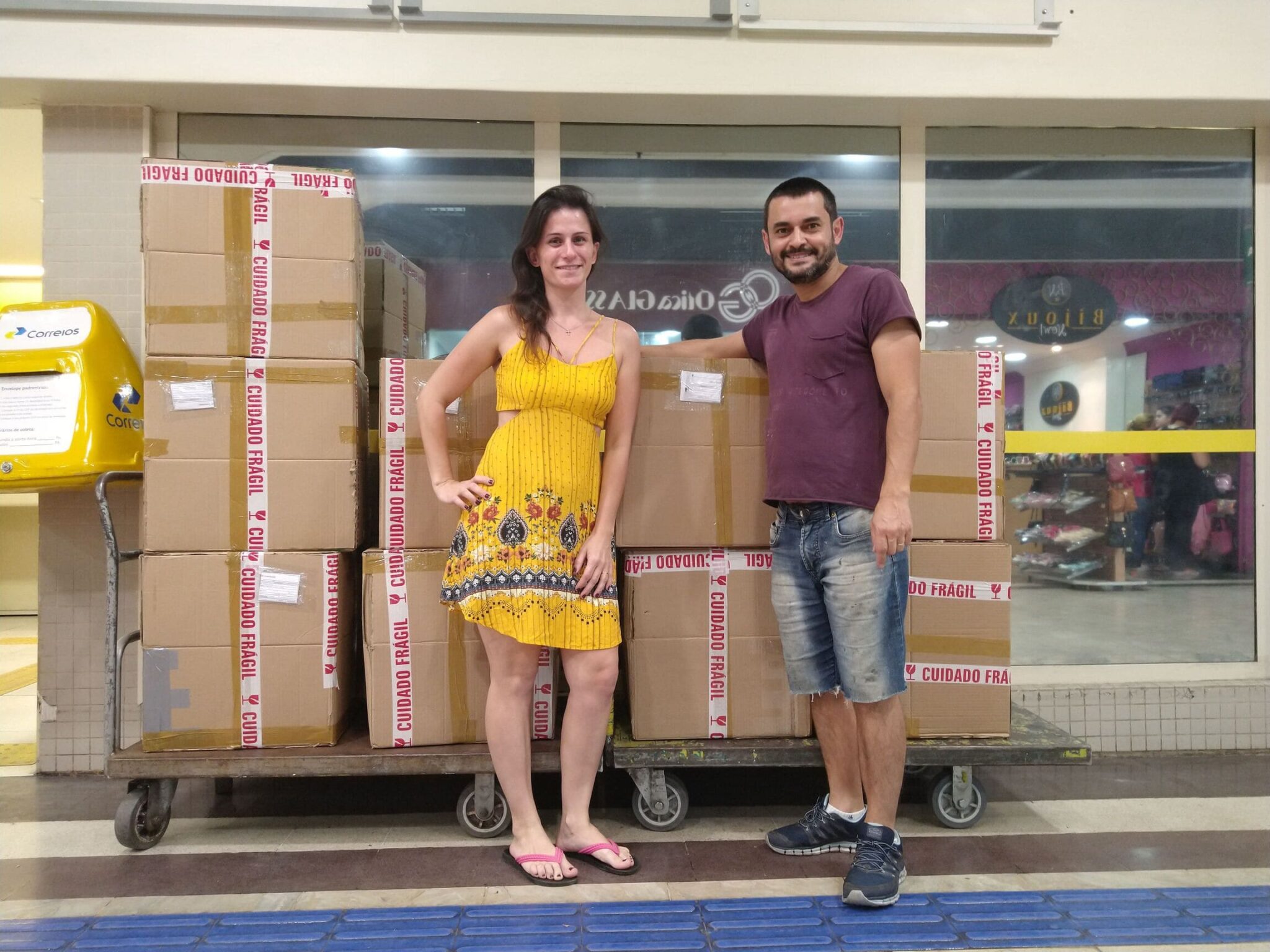 Marcello e sua esposa junto às caixas de tocas prontas para envio nos Correios.
