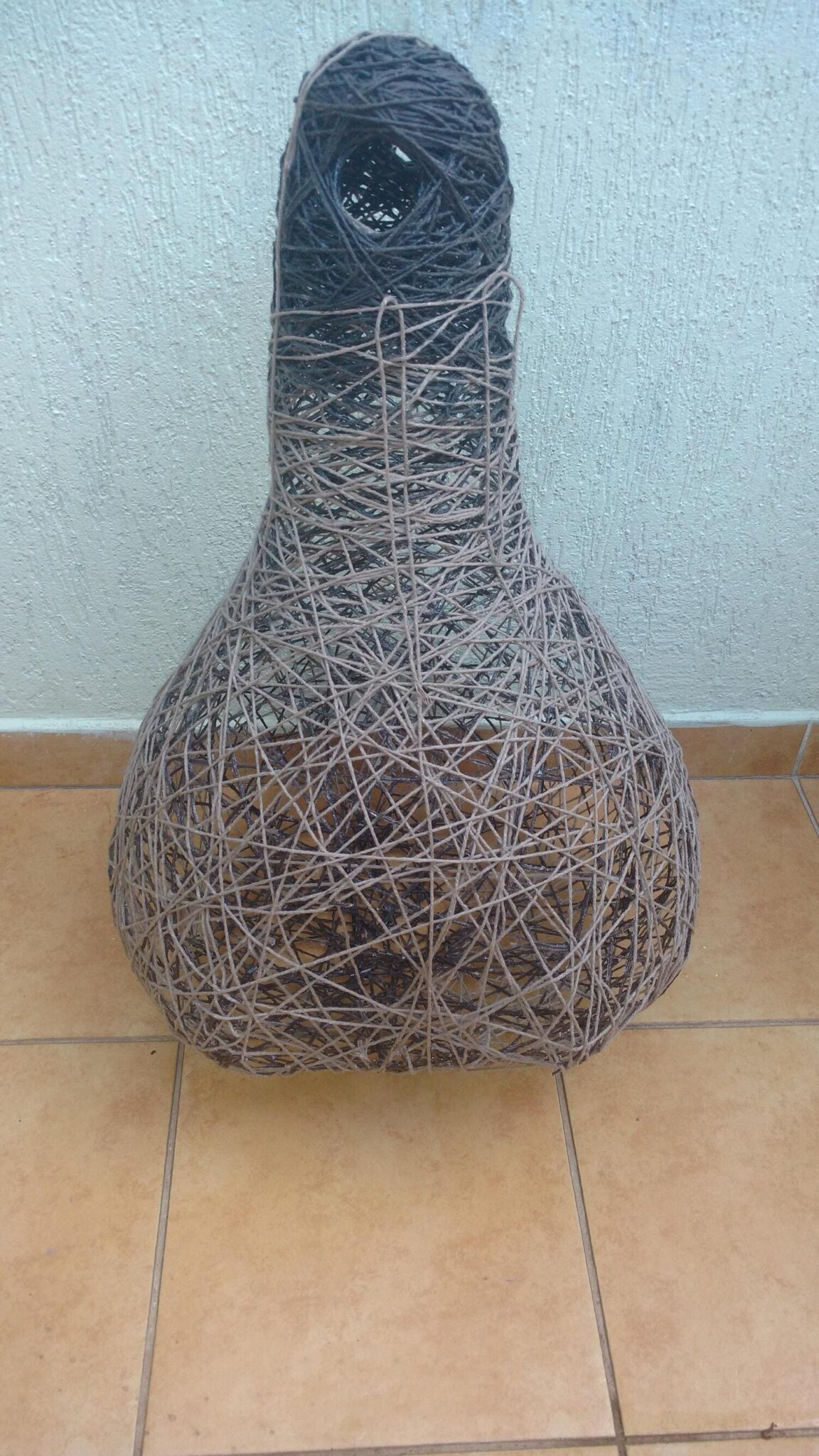 Modelo experimental antigo de toca artesanal da Patas e Pantufas.